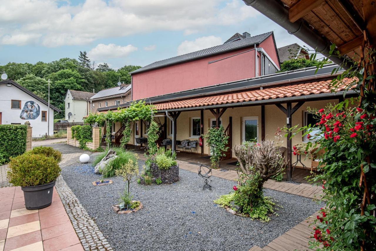 Land-Hotel Zum Schwan, Garni Weilerswist-Metternich, 3 E-Ladestationen, Naehe Phantasialand, Palmenparadies Euskirchen エクステリア 写真